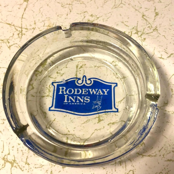 Vintage Roadways Inns Of America Glass Ashtray - Picture 1 of 2